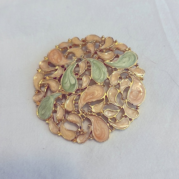 Vintage peach and green enamel pierced dome gold tone brooch - Picture 1 of 2